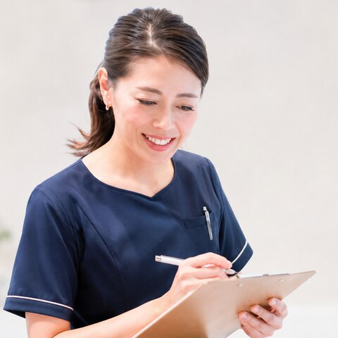 カウンセリング記録をとるスタッフ